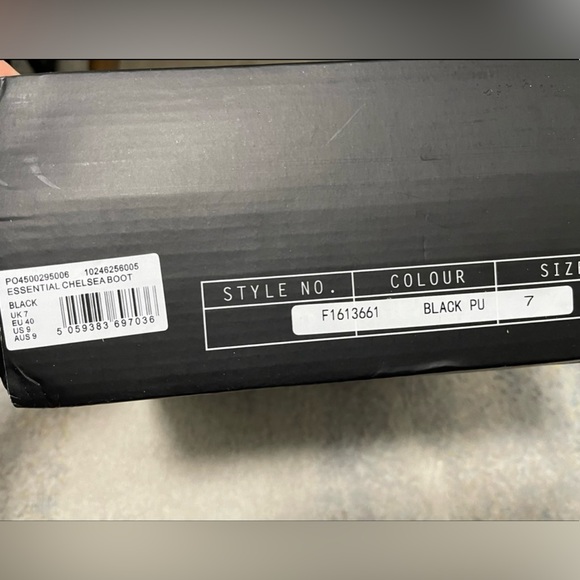 NIB Women’s Size 9 Cleated Sole Essential Chelsea Mid Ankle Boots Triple Black - Picture 6 of 14